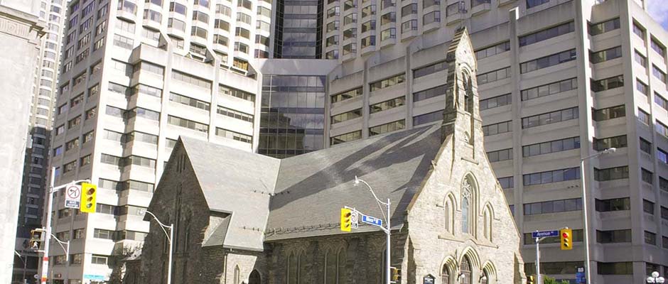 Church of the Redeemer in city intersection