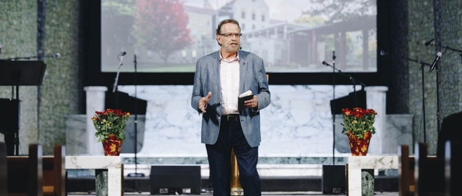 Gary Nelson addressing the homecoming crowd in the Chapel